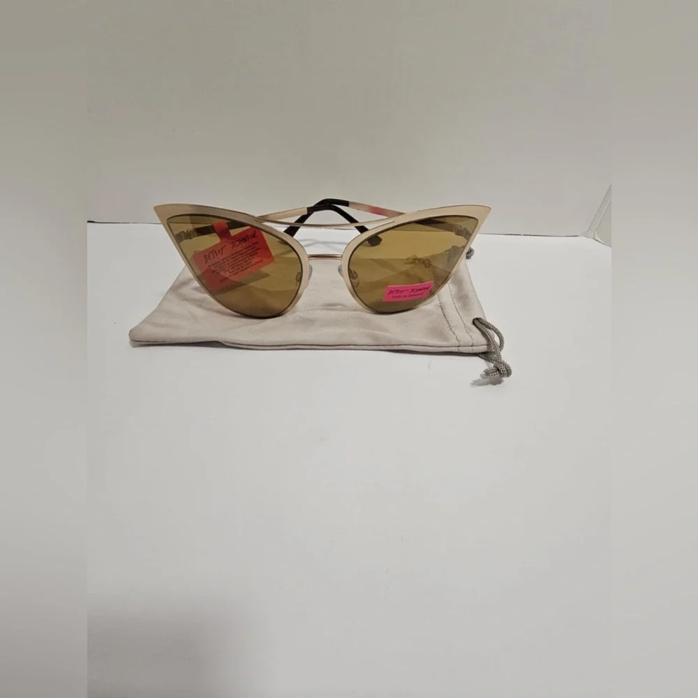 NWT Betsey Johnson Gold Cat Eye Sunglasses – Metal Frames with Pink Heart